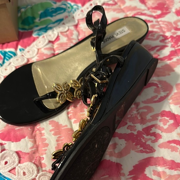 Steve Madden Black and Gold Women's Sandals sz 8.5 black patent leather. - Picture 3 of 4